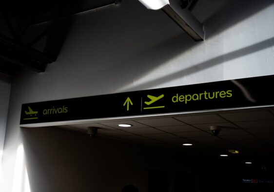 Test de la languette sur les mains a l'aeroport